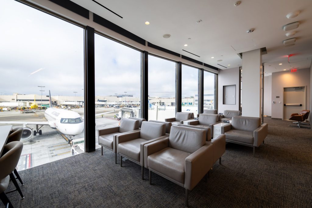 Aeronave vista do lounge — experiência de viagem premium